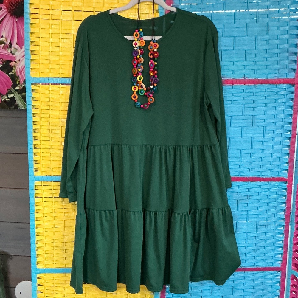 Forest green dress  great color and style and comfort size 1XL